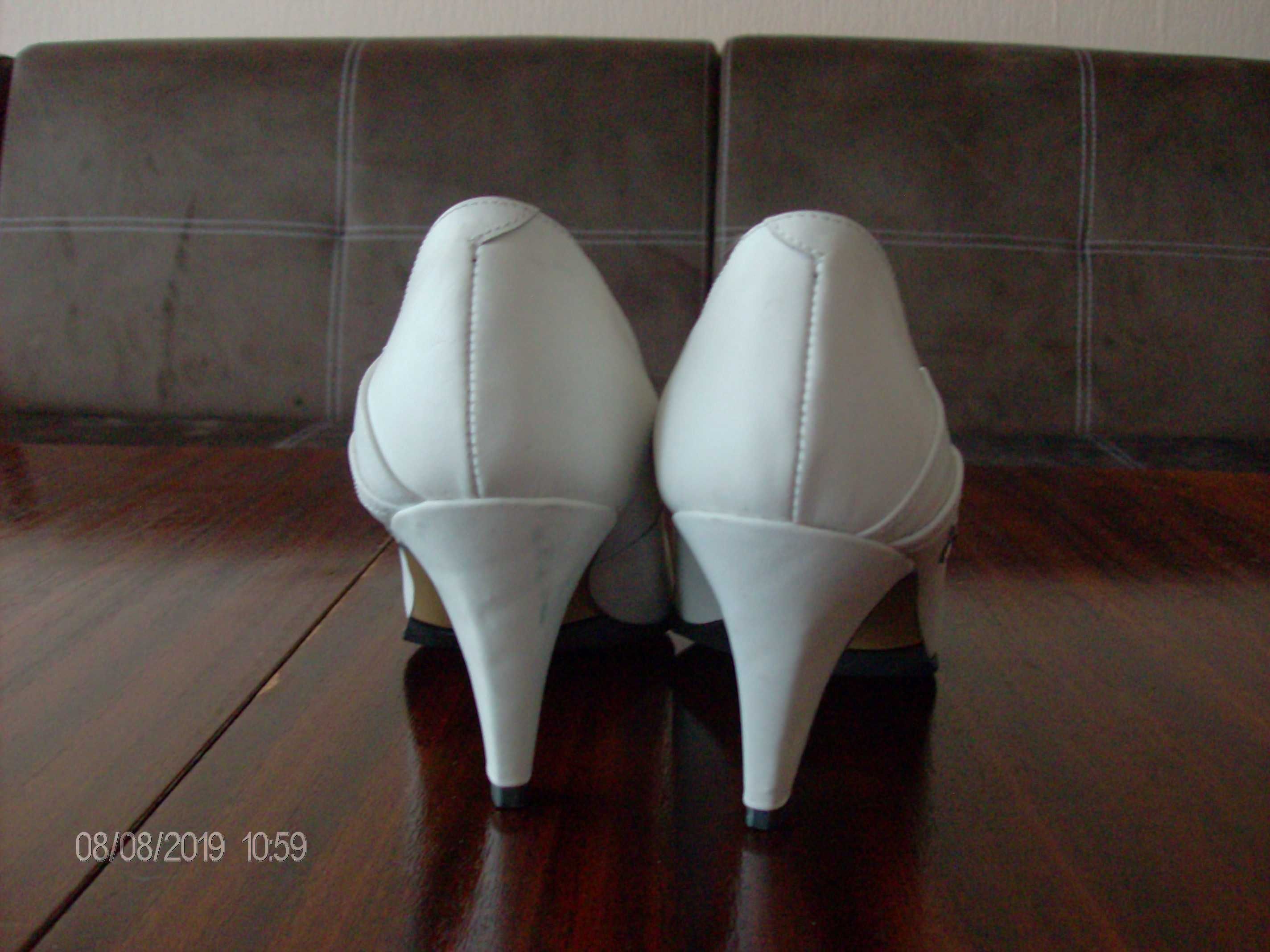 Дамски бели обувки, подходящи за сватбени тържества