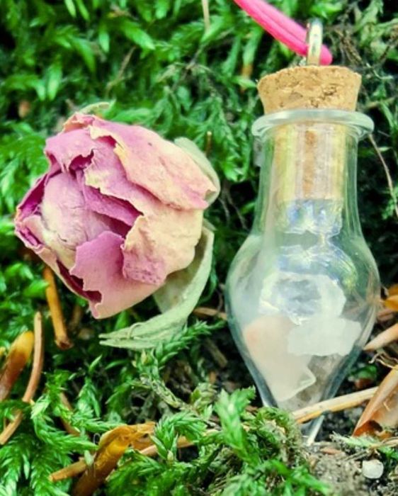 Colier handmade cu cristale naturale în pandantiv sticluță