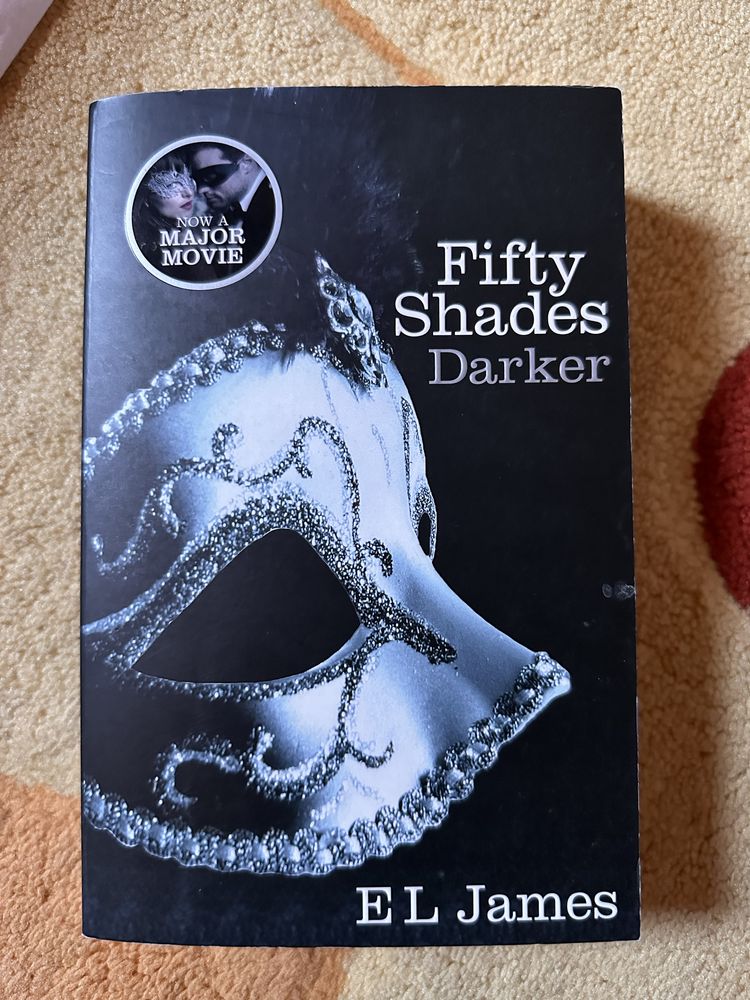 50 нюанса по-тъмно, английски, книга, fifty shades darker