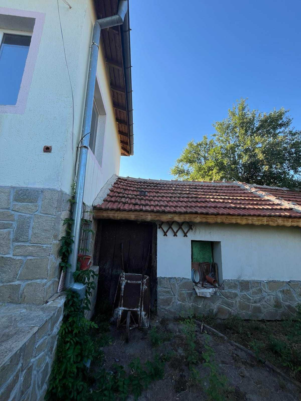 Продава къща с. Добрич , обл.Хасково. Голям двор и отлична локация.
