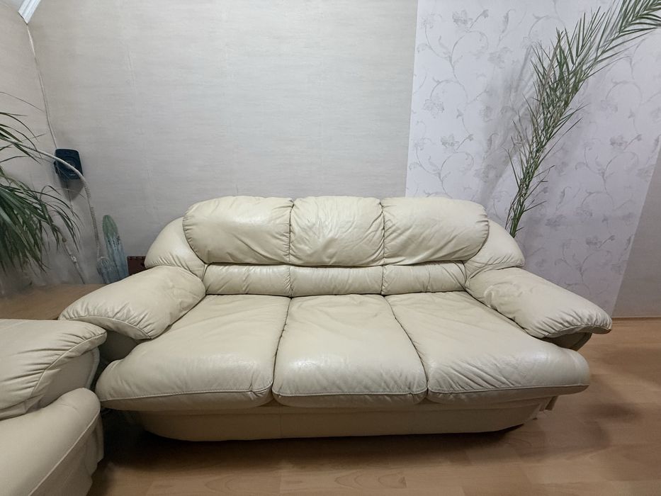 Диван от естествена кожа
