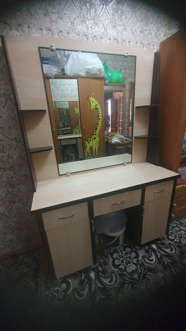комплект трюмо с комодом