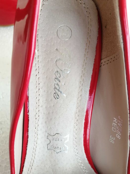Vand pantofi dama, cu toc, din piele lacuita, masura 38.