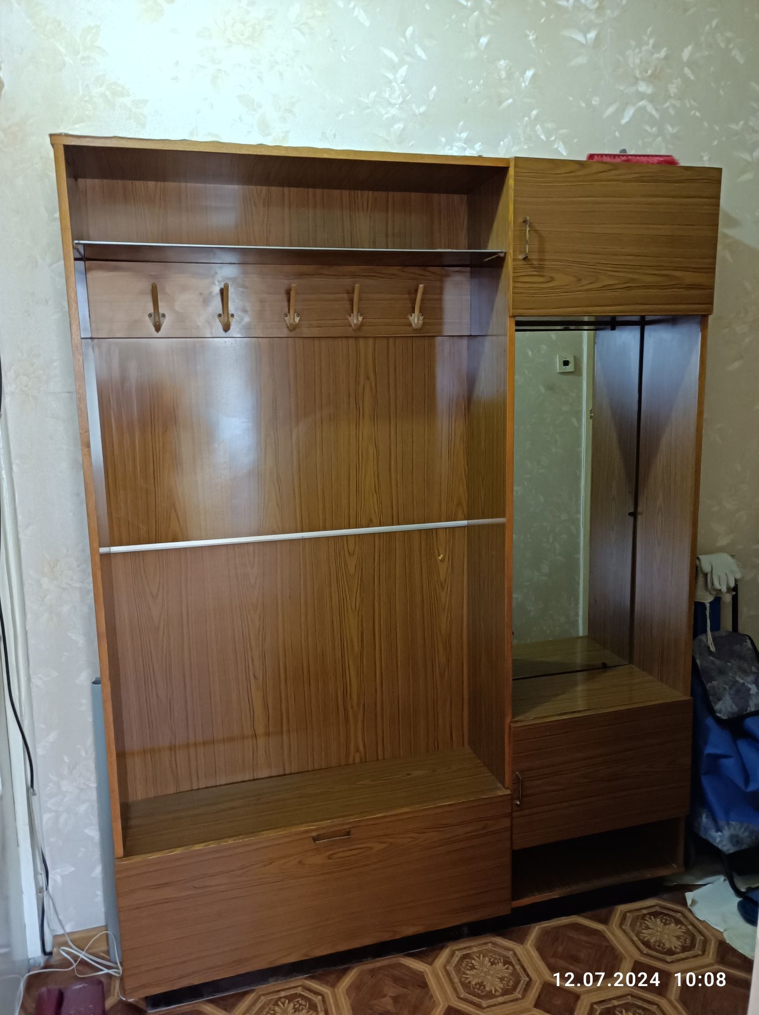 Прихожка для одежды и обуви.