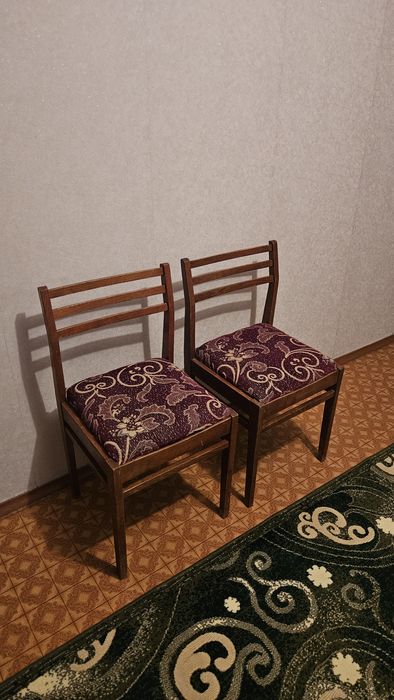 Два деревянных стула