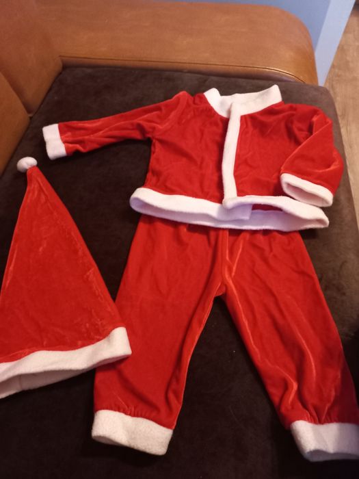 Vând costum bebe Mos Crăciun 6-12 luni