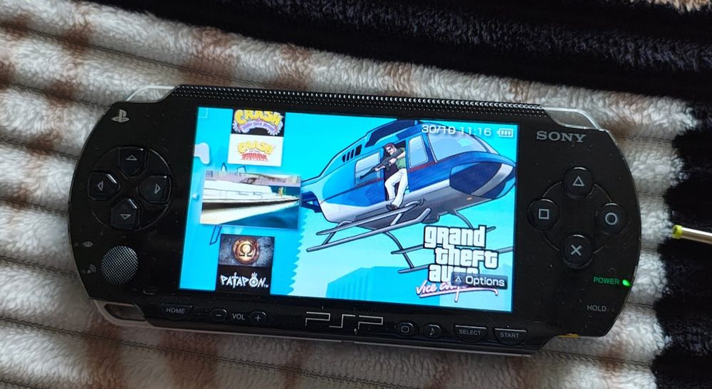 Vând psp 1004 modat cu card 32 gb