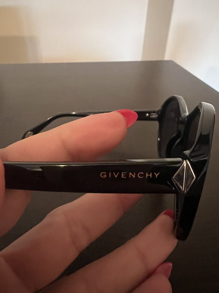 Слънчеви очила на Jimmy Choo, Bulgari, Givenchy, Miu miu!