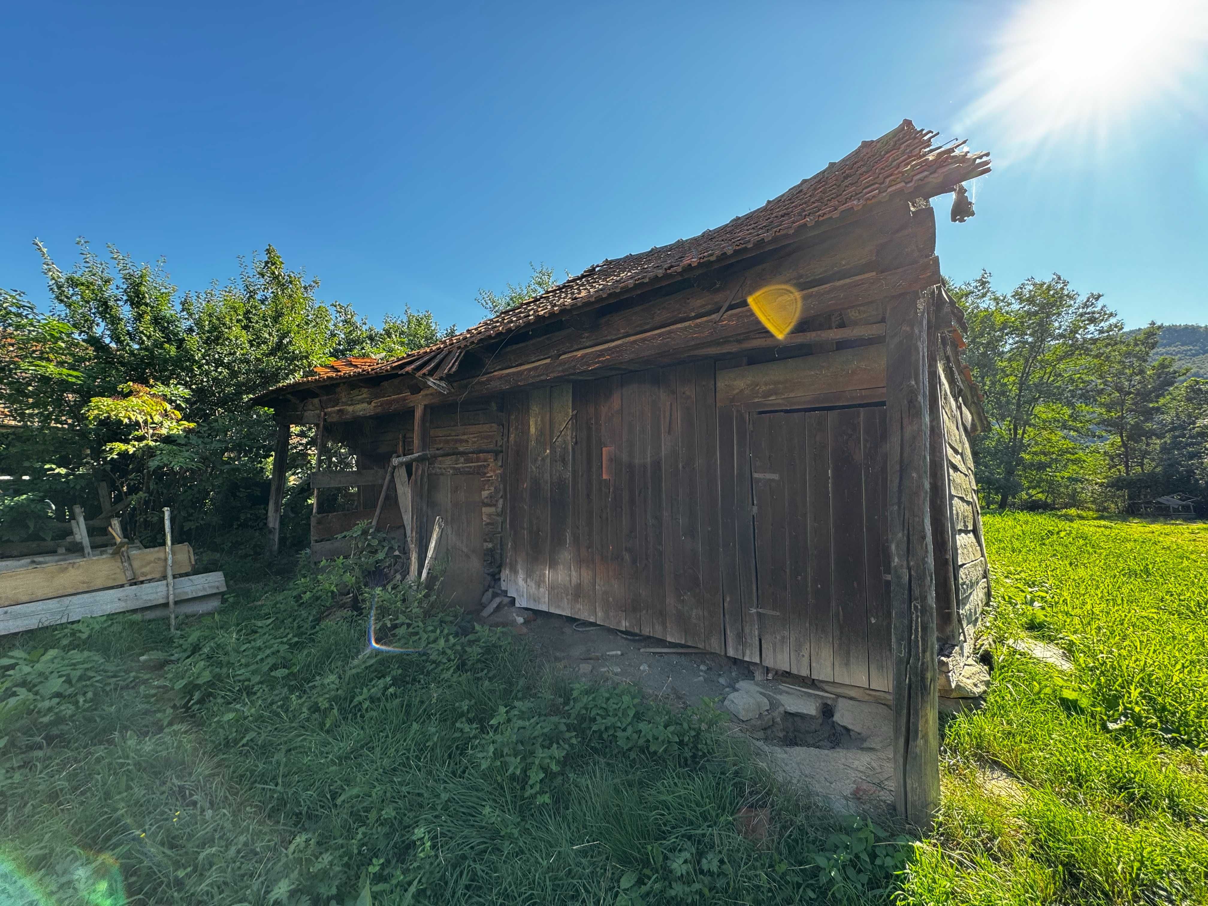 Casa de lemn cu teren 1.000 Mp in centrul satului URIC