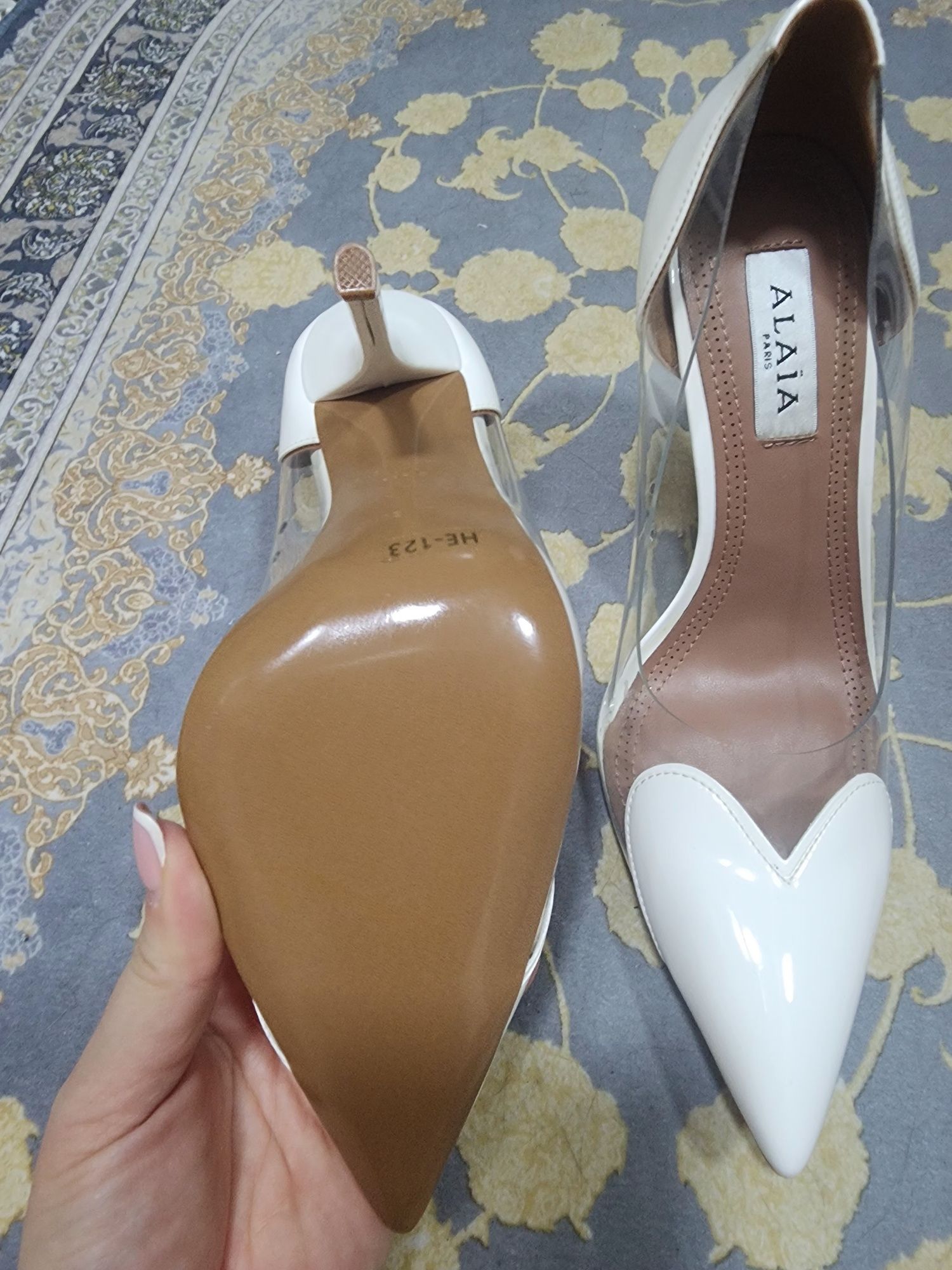 Продам новые туфли Alaia