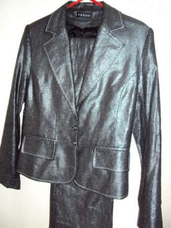 Продавам дамски костюм Credo