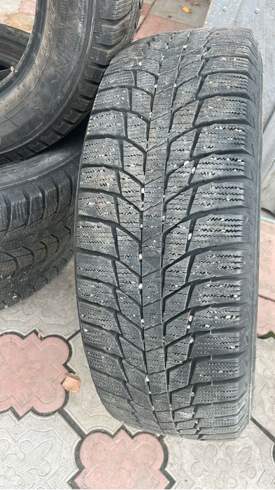 Шины зима R17 в отличном состоянии
