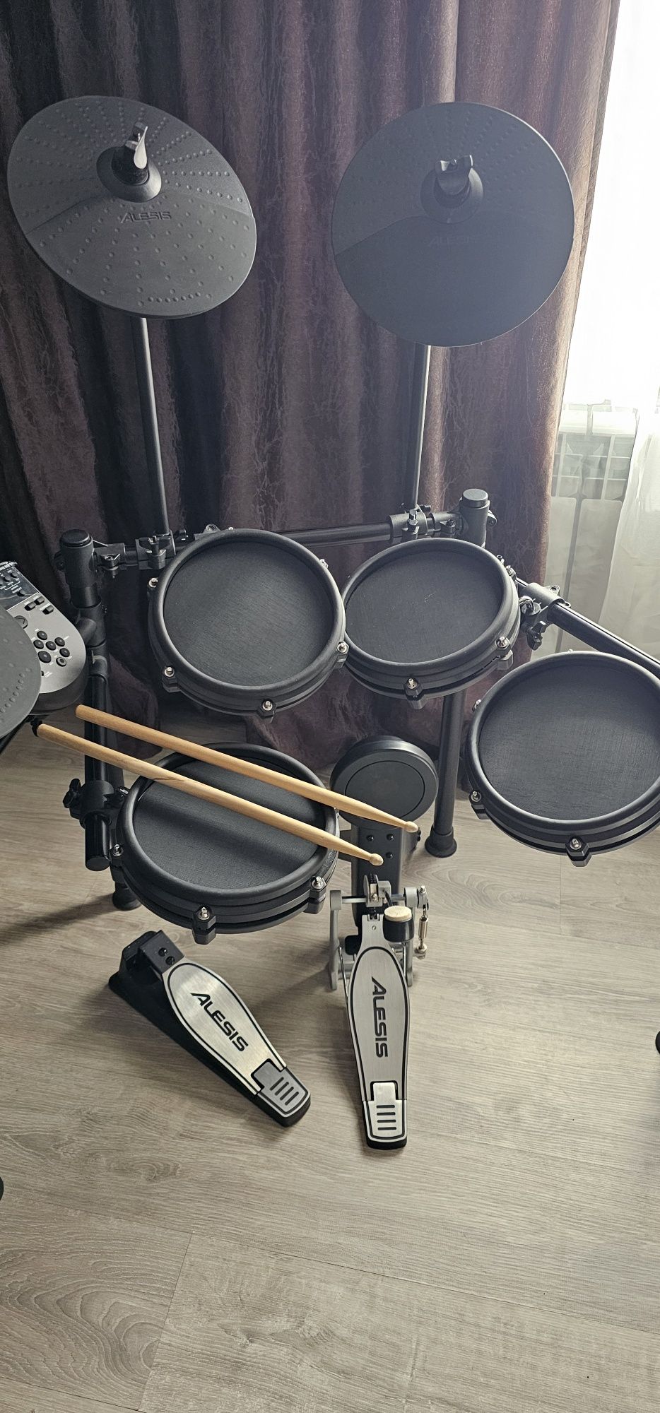 Барабанная установка Alesis