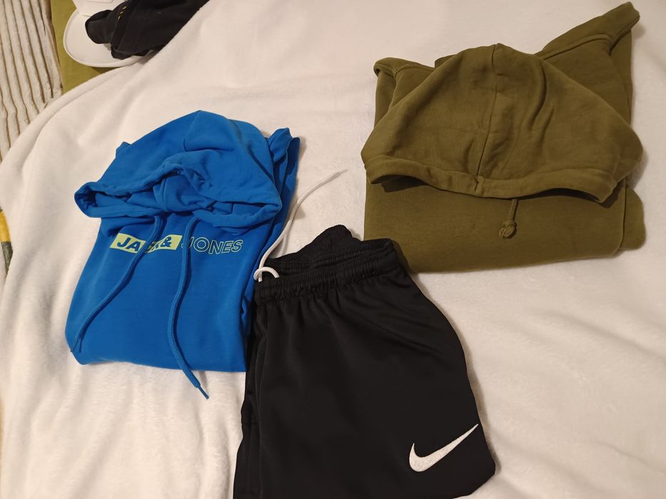 Vand o pereche pantaloni si doua hanoracuri