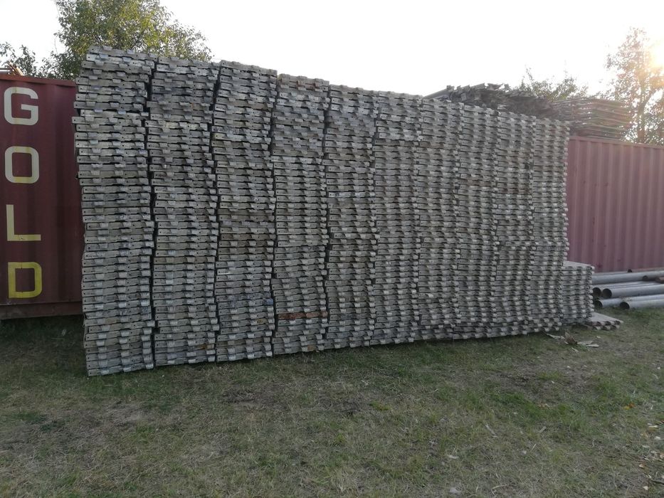 Schela și popi metalici de inchiriat