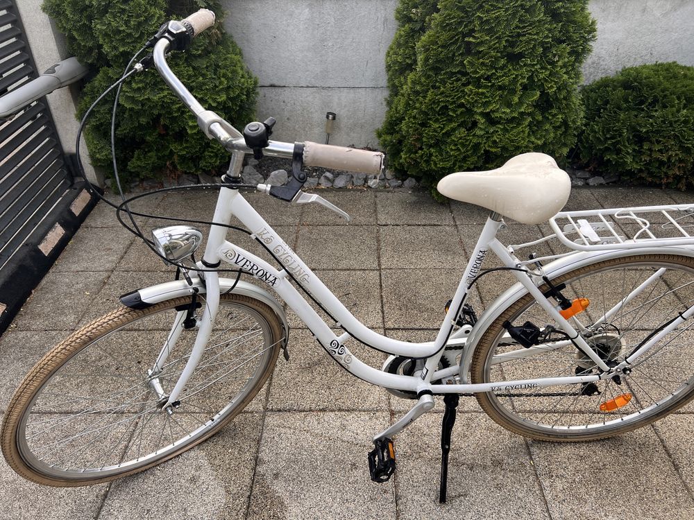 Vand bicicleta model superb ,culoare alba