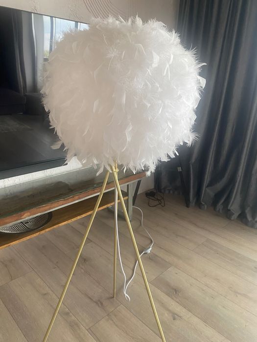 Lampadar auriu cu pene
