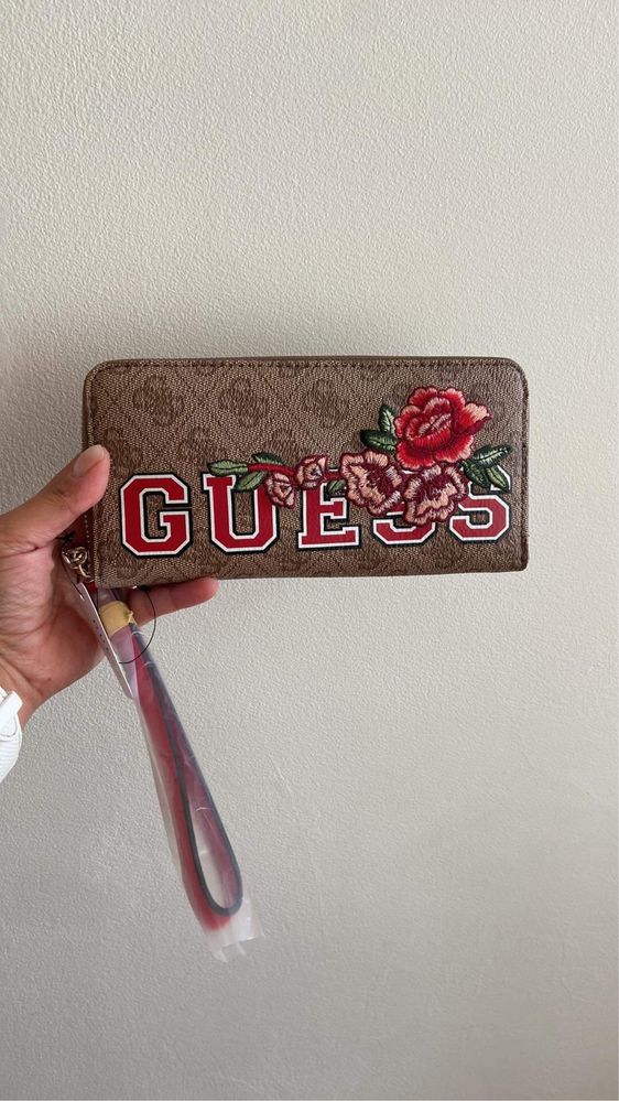 Дамски чанти Guess