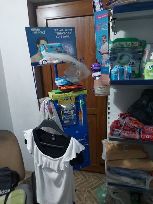 Vând rafturi comerciale