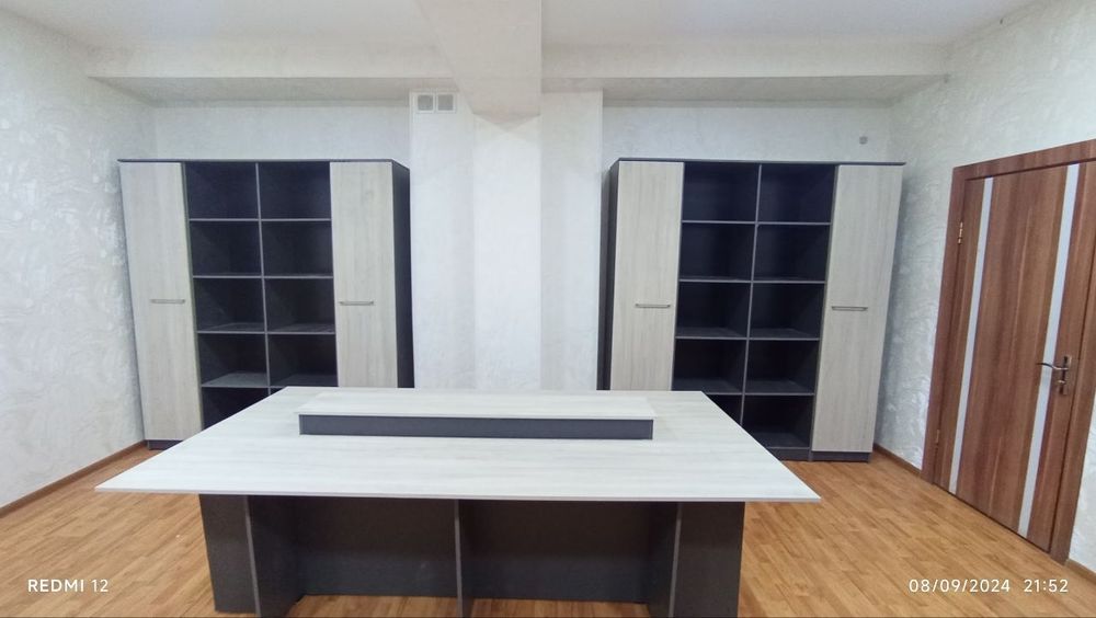 oʻfis mebellari va devor ashibkalar