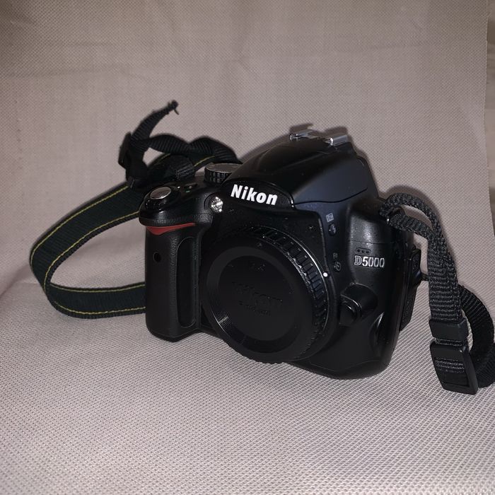 Nikon D5000 + obiectiv Nikon 18–55mm + multe accesorii