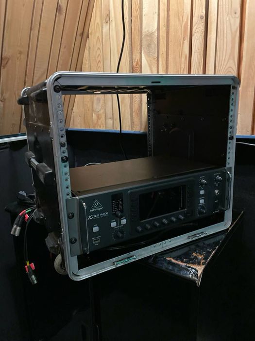 Продам цифровой микшерный пульт BEHRINGER X32