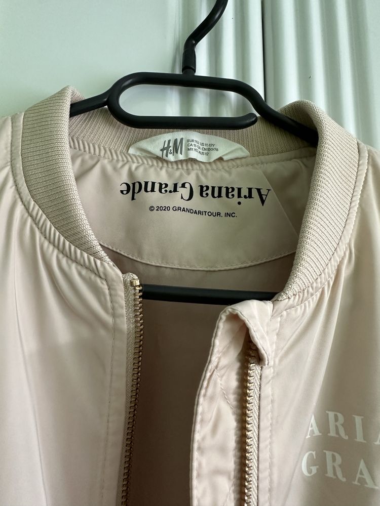 Пролетно яке Ариана Гранде от H&M