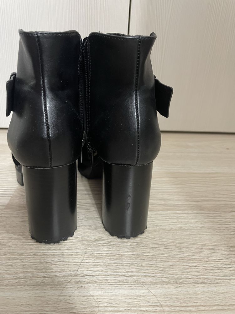 Botine Pull&Bear marime 35