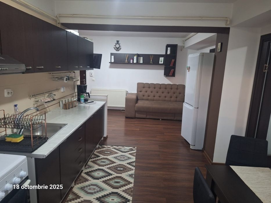 Închiriez apartament cu doua camere.
