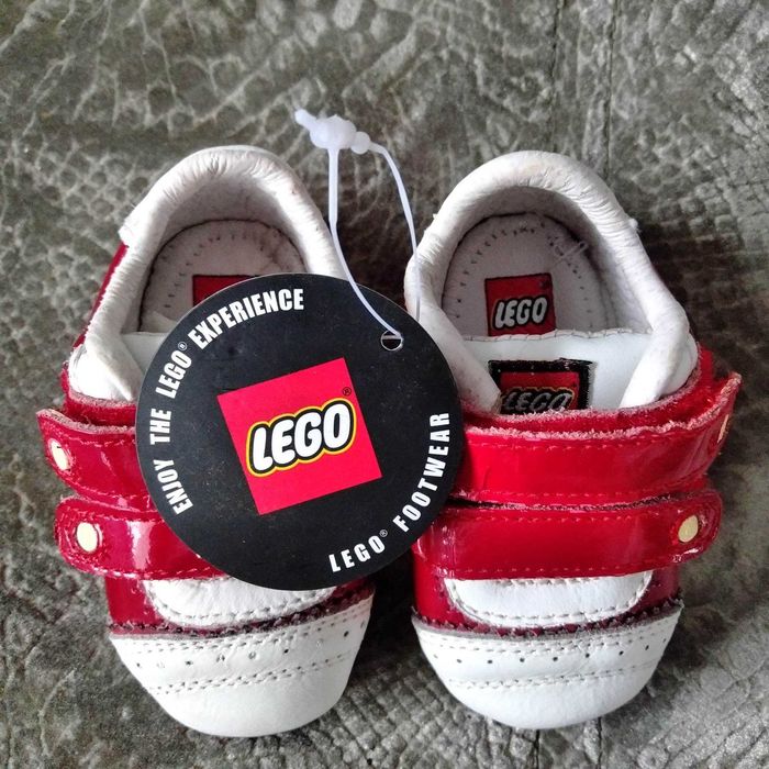 Розови пантофки и буйки LEGO бяло и червено