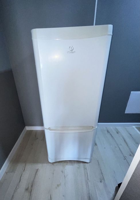 Отдам холодильник работает есть неприятный запах