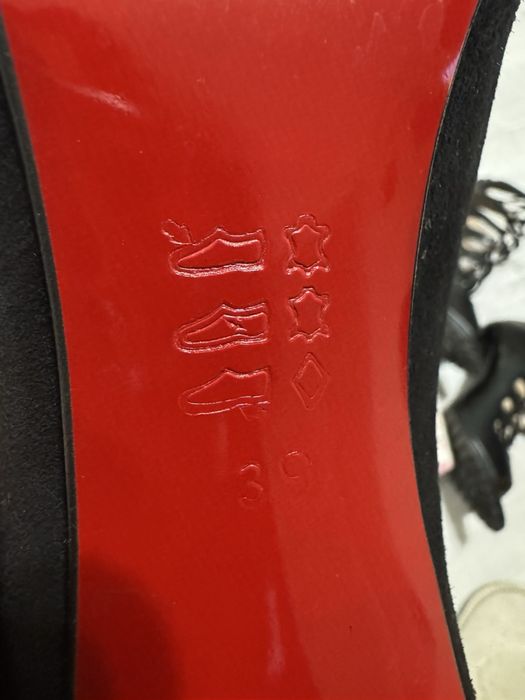 Велурени обувки на ток с червена подметка