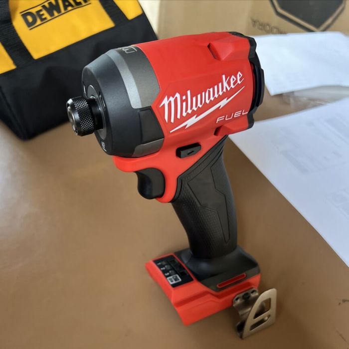 Оригинал Milwaukee 2953-20 Шуруповерт