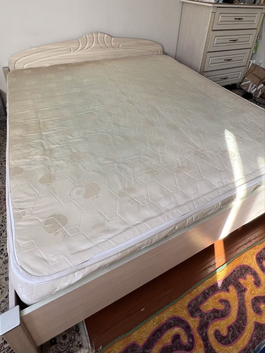 Кровать двуспальная с матрасом 180*200