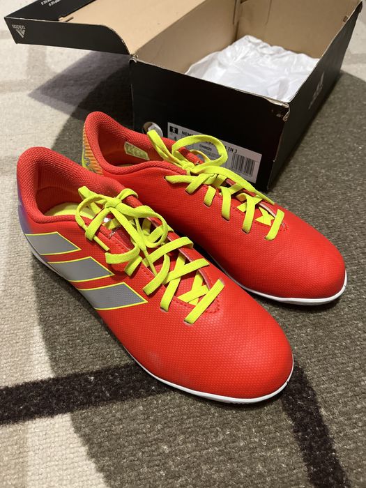 маратонки adidas за футбол