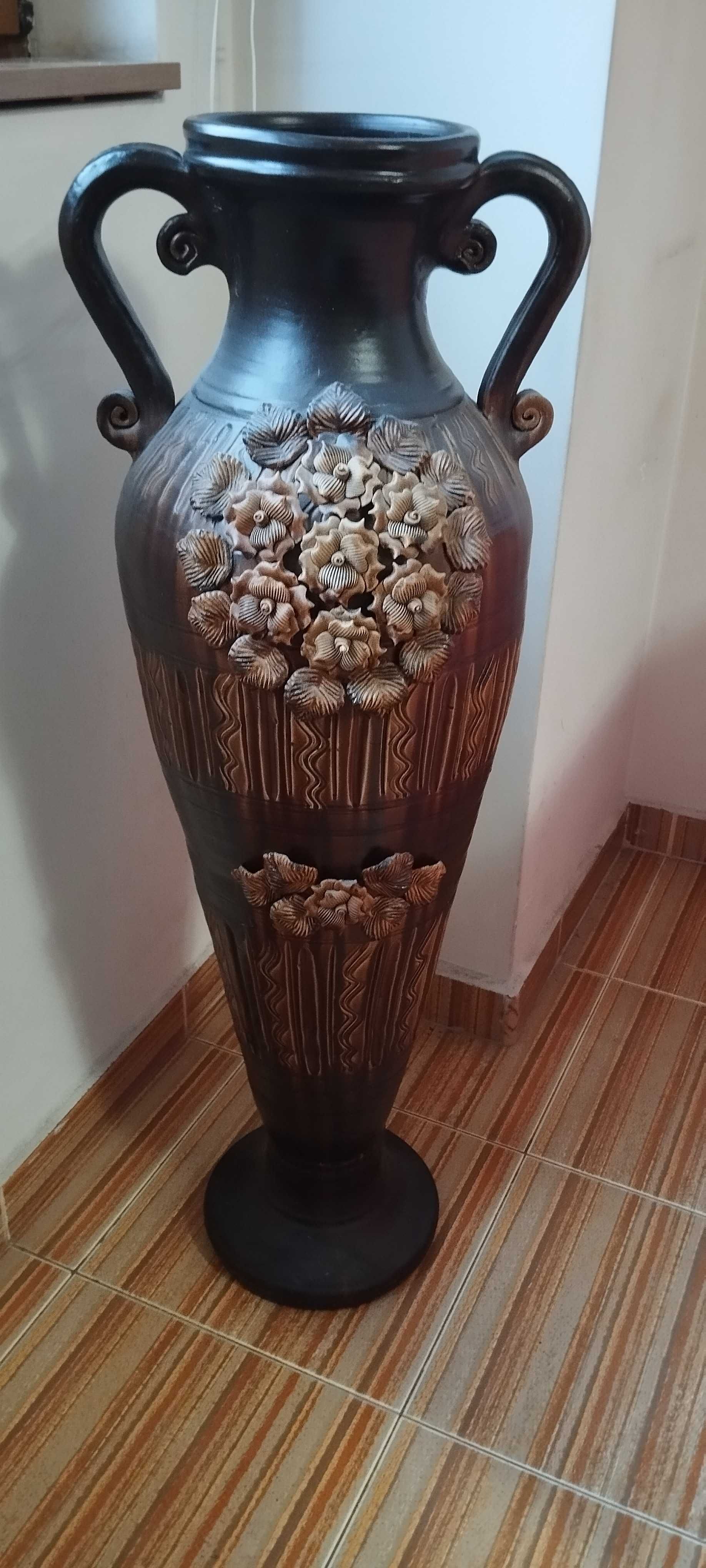 Красива висока и масивна ваза
