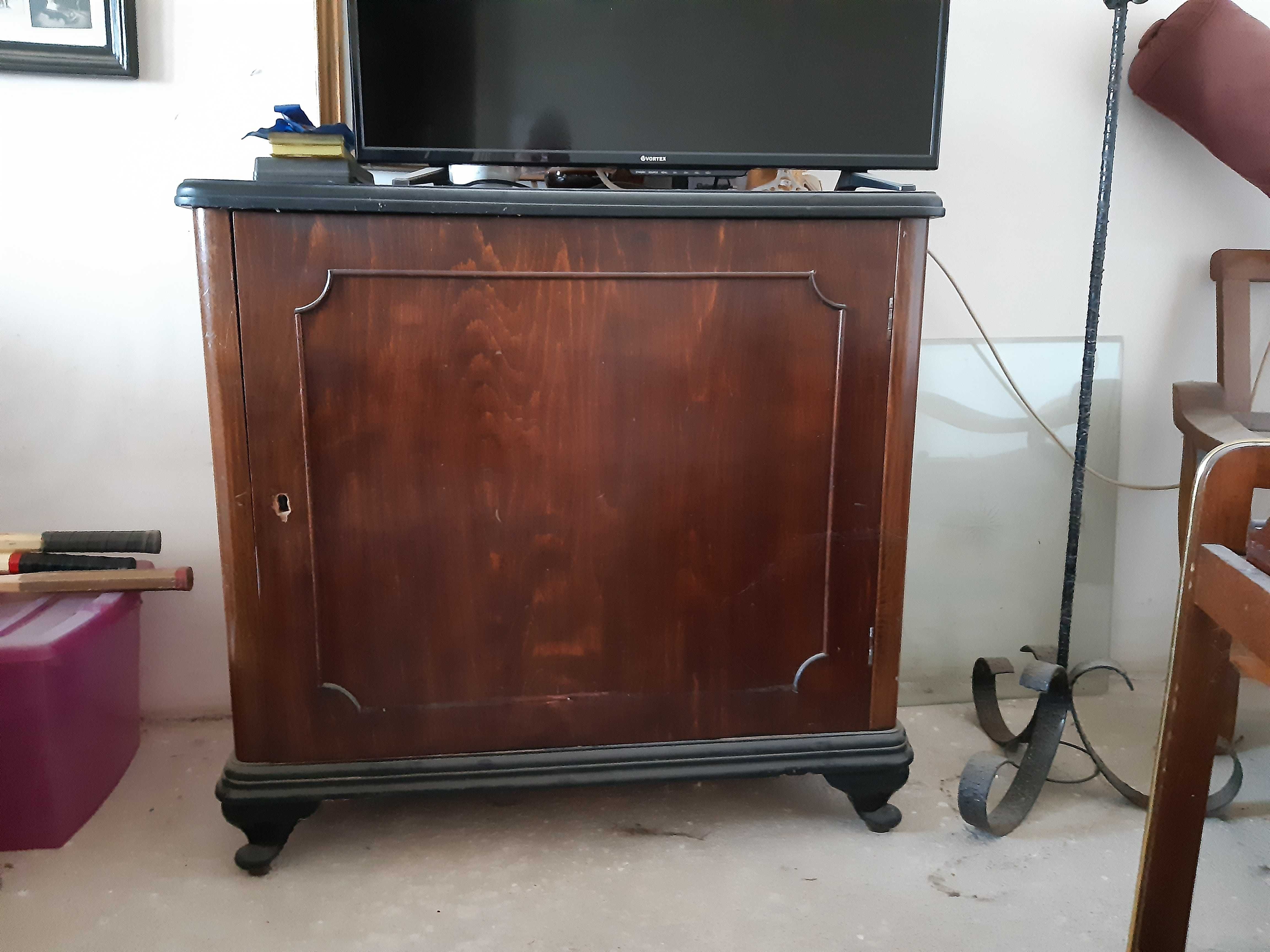 Vand mobilier vechi - comoda si alte articole
