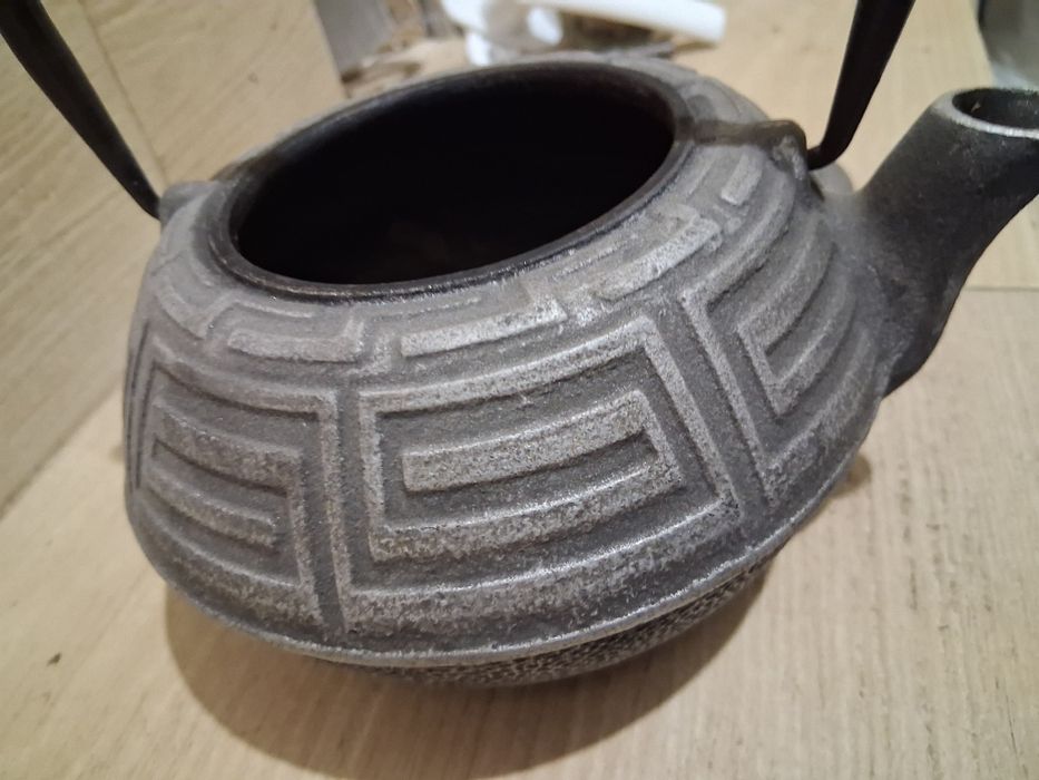 Масивен чугунен чайник.