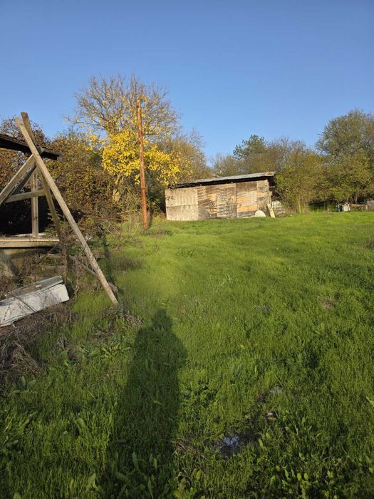 Дворно място с малка постройка