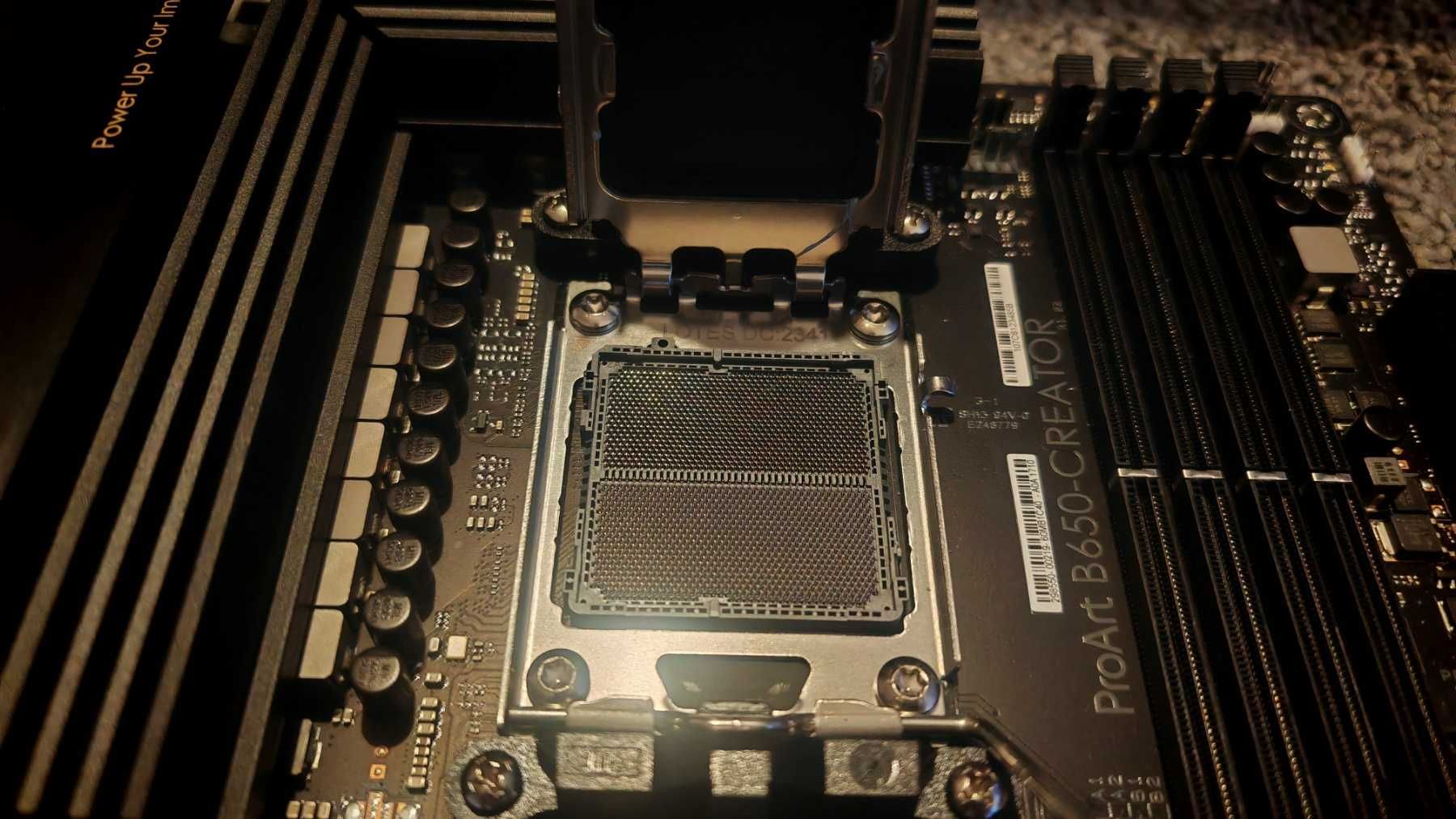 ASUS ProArt B650-Creator АМ5 + Ryzen 7 9700X, осемядрен (3.8/5.5GHz]