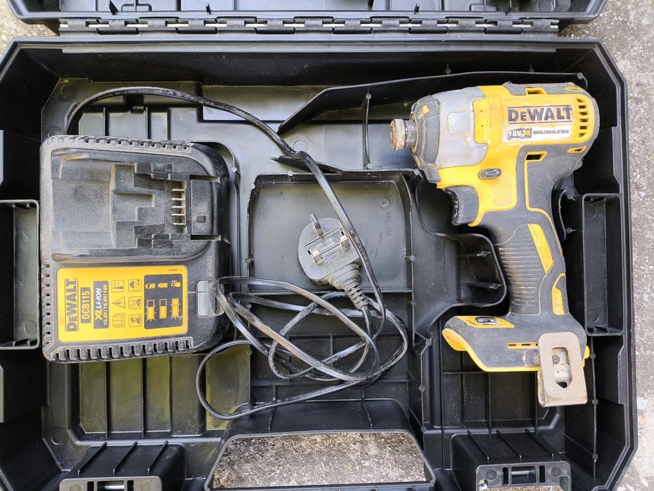 Безчетков импакт гайковерт Винтоверт ДеВолт DeWalt Дрил 18в