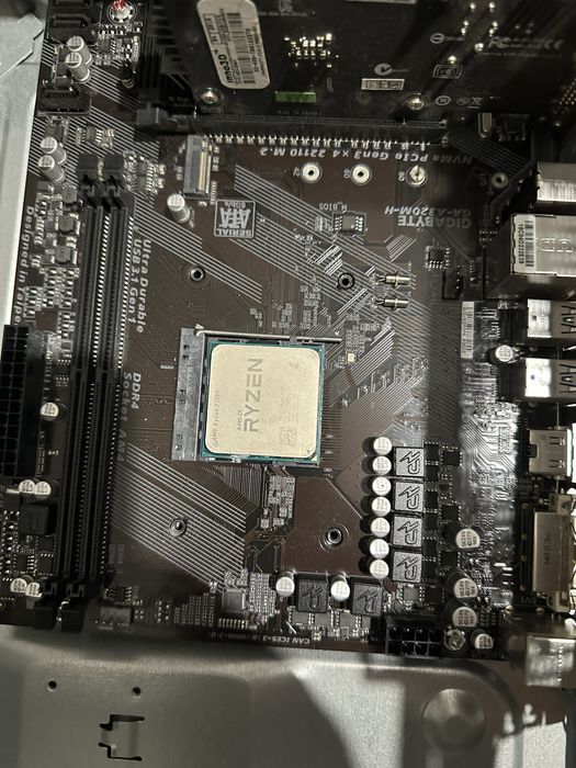 Placa de baza Gigabyte cu procesor Ryzen 3 1200