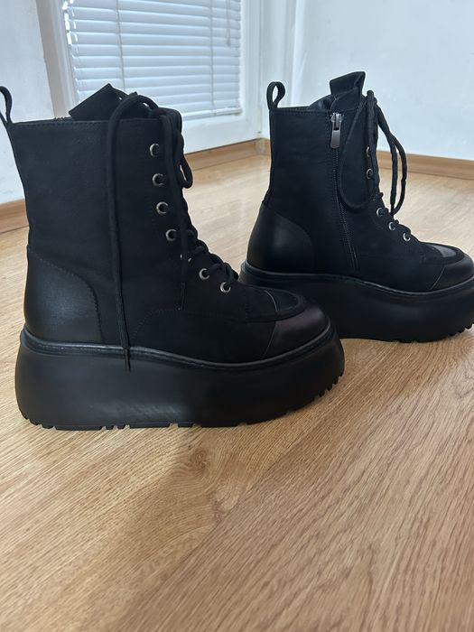 Дамски боти, платформа, естествени материали, намалени от 85 на 70 лв.