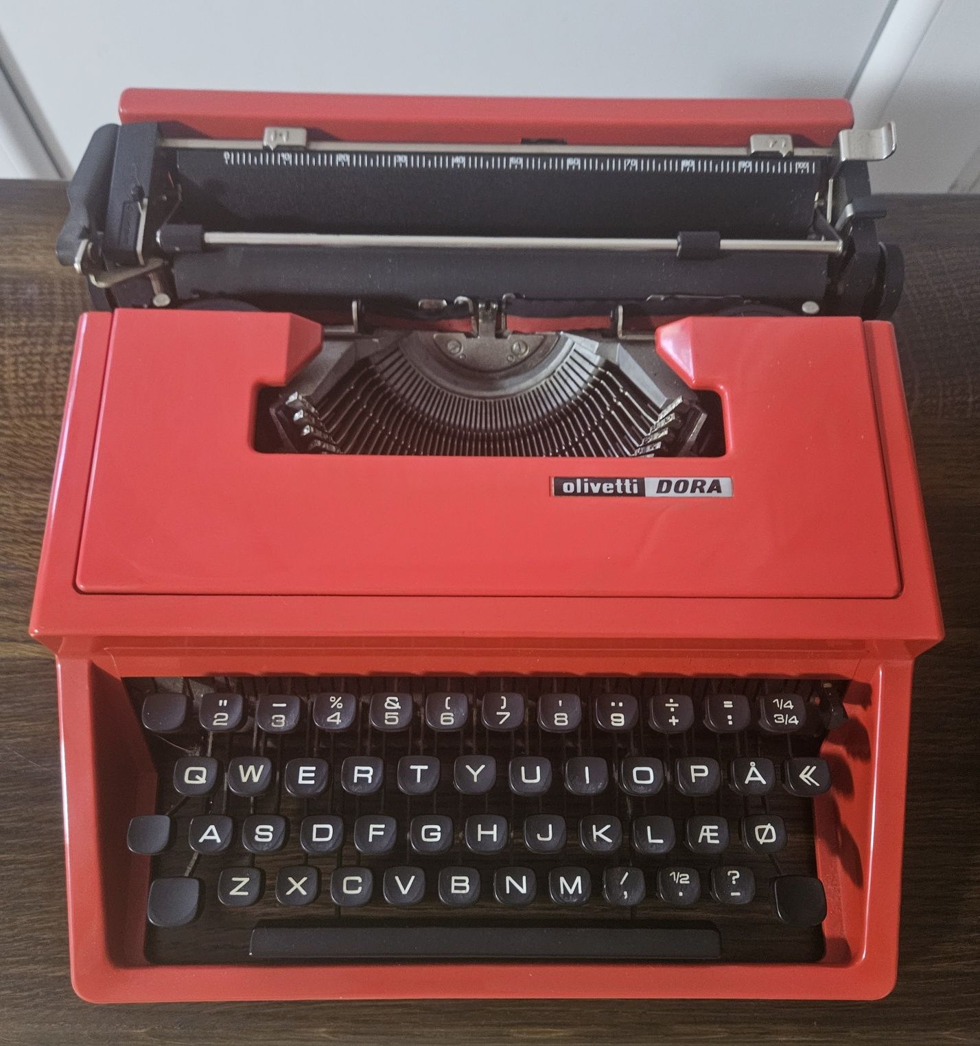 Mașină de scris portabilă OLIVETTI Dora Red,vintage, rară,de colecție