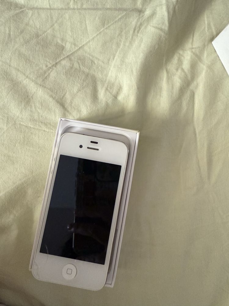 Iphone 4 бял с малки забележки