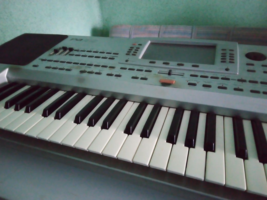 Vând orga Korg PA80