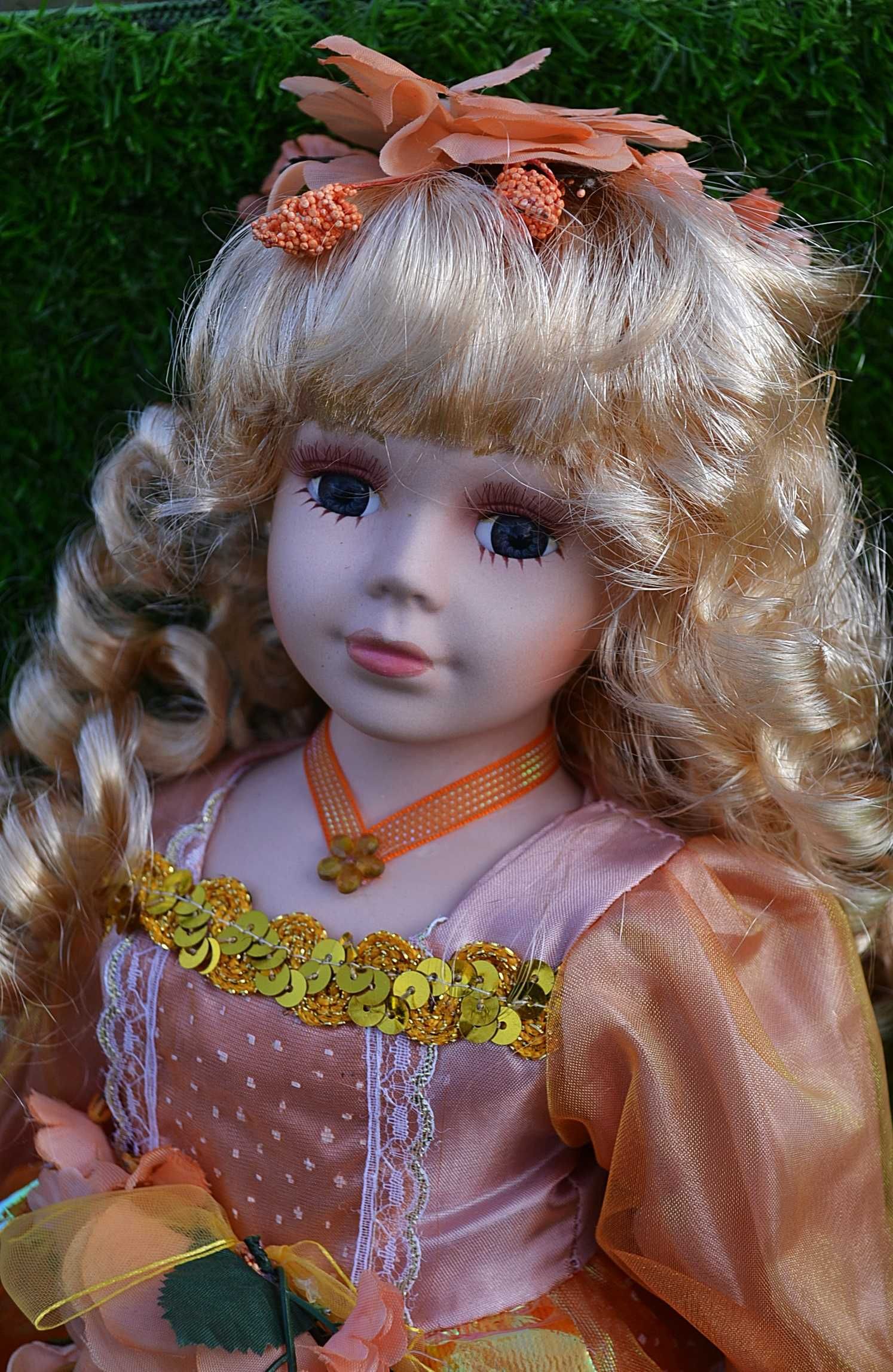 Красивая кукла фарфоровая в красивом наряде