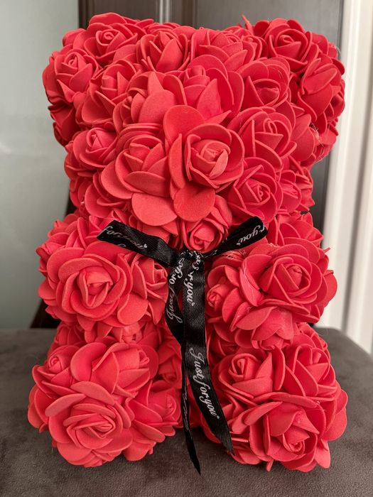 Urs din flori artificiale