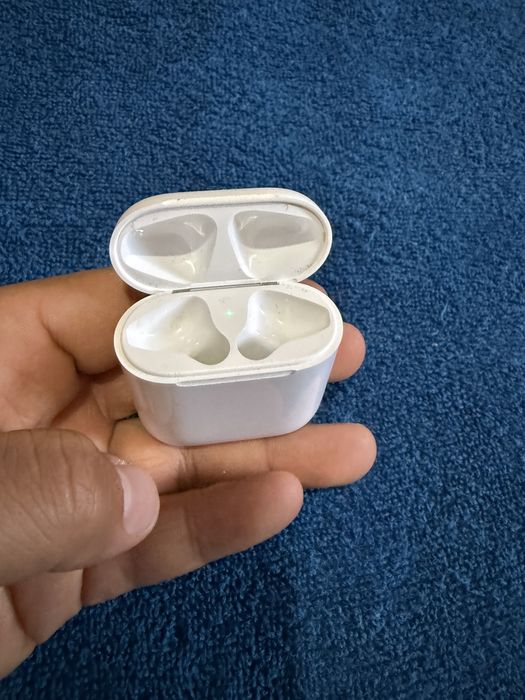 Продам оригинал кейс от airpods 2
