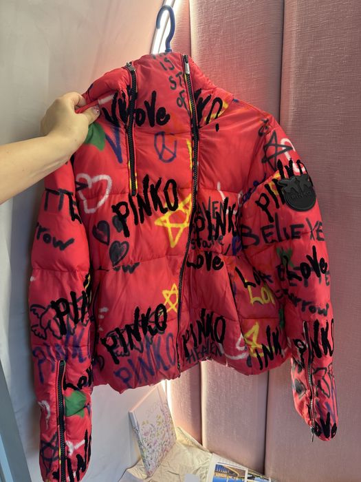 Яке Pinko с велурени надписи